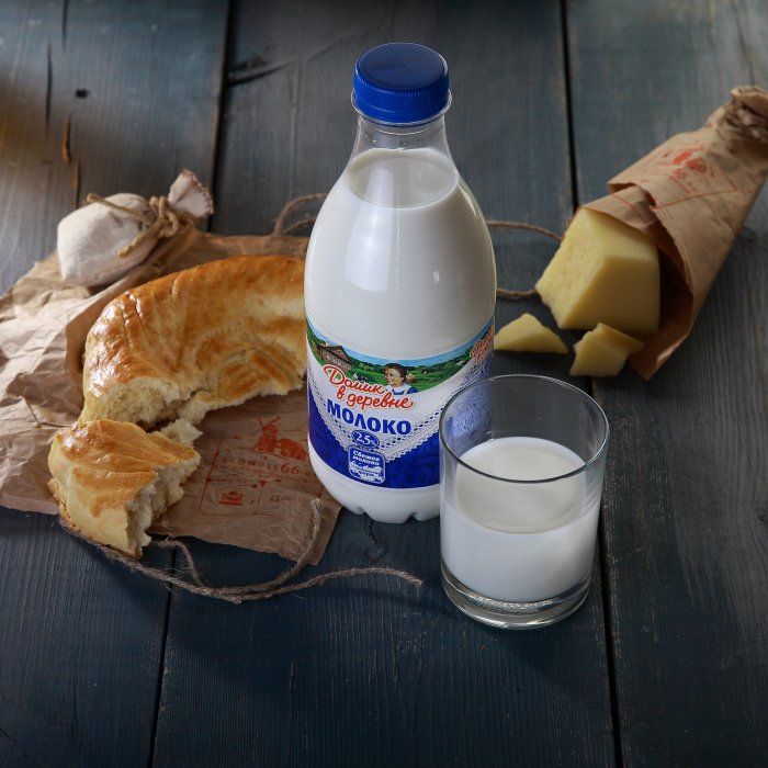 Молоко "Домик в деревне" 2,5% бут.